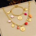 Set di gioielli in acciaio dorato con ciondoli a cuore e fiori su un portagioie - Set Collana e Bracciale (N3651 B1810)