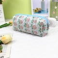 Détail du tissu en coton matelassé à fleurs avec fermeture à glissière bleue robuste - Tulipe
