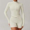 Damen Sportset in Cremeweiß mit Slim-Fit Reißverschlussjacke und High-Waist Sportshorts - Cremefarbene Aprikose