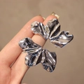 Orecchini a perno a foglia irregolare in acrilico argento con trama a pieghe - Forma a Petalo di Foglia / Argento
