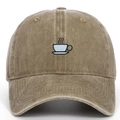 Gros plan détaillé de la broderie tasse à café sur casquette en coton délavé - Réglable / Kaki