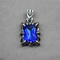 Punk drakenklauw hanger met vierkante blauwe edelsteen en een zilverkleurige afwerking - Blauwe edelsteen hanger zonder ketting