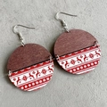 Detail der Weihnachts-Rentier-Muster auf runden böhmischen Holzohrringen - Rot Weiß Rentier Schneeflocke