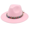 Détail d'un chapeau fedora rose avec perles ethniques colorées et ruban tressé - Rose