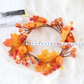 Ghirlanda per candele autunnale con foglie di acero e zucche su sfondo di peluche - Ghirlanda di zucca con foglie d'acero / Diametro interno circa 11 cm