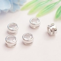 Detalle de cuentas de plata bañadas en oro 14K con circonitas para la creación de joyería DIY - 6mm / Oro Blanco