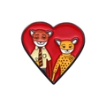 Spilla smaltata a cuore con personaggi di volpe e ghepardo su uno sfondo rosso vivace - Stile Volpe e Leopardo (XZ9658)