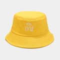 Dettaglio del ricamo bianco be Kind su un cappello a secchiello in cotone giallo - M (56-58cm) / Giallo