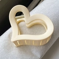 Pinza de pelo beige mate con forma de corazón para mujer en plástico duradero - Aprox. 6,5 cm / Corazón Crema