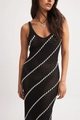 Elegante zwarte gebreide maxi-jurk met witte diagonale strepen en gehaakte opengewerkte details - S / Zwart