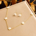Elegante gouden sieradenset met witte bloemen hanger ketting en bijpassende oorbellen - 2-delige Set - Ketting + Oorbellen (N2813) / Goud