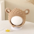 Detalle de gorro de punto para bebé con orejas bonitas y cierre de botón de madera - 8 meses-2 años / Caqui