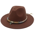 Dettaglio di un cappello fedora marrone a tesa larga con fascia intrecciata e stella marina - caffè