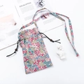 Pochette téléphone à fleurs avec cordon en lin et détails de perles en bois - Amas de Fleurs Vert