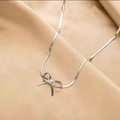Detalle de colgante de lazo plateado en cadena de serpiente plana con brillo metálico - [H612] Collar de Lazo-Color Acero