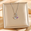 Silberne Schwan-Halskette mit rosa Zirkonia auf goldener Schmuckschachtel und Seide - Silber