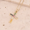 Dettaglio del ciondolo a croce in oro 18K con pietre preziose colorate su sfondo pietra - 2# Multicolore