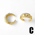 Elegantes pendientes de corazón bañados en oro de 18k con pavé de circonitas y tachuelas - Estilo de Remache de Diamantes de Imitación