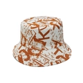 Detailweergave van witte vissershoed met oranje graffiti-letters en strakke stiksels - Wit met oranje graffiti (B)
