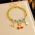Dettaglio di un bracciale in acciaio inossidabile con ciliegie in smalto rosso e zircone - Stile Ciliegia Zirconia (B1660)