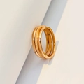 Anello in acciaio dorato a tre strati opachi e lucidi su sfondo bianco moderno - Taglia US 5 / Oro rosa