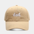 Dettaglio del ricamo bianco 'dad' su un berretto da baseball in cotone beige vintage - Regolabile / Cachi