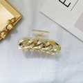 Elegante pinza per capelli con catena in metallo dorato e base trasparente su tessuto bianco - Trasparente + Oro 4-Catena