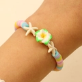 Detalle de pulsera de cuentas Heishi de colores con estrella de mar y dijes de flores - Plumeria y Estrella de Mar Capa Simple (WG-1138) / Multicolor