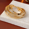 Detalle del set de seis brazaletes dorados con grabado LOVE y varias texturas - Juego de 6 Piezas / Dorado