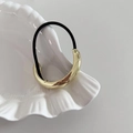 Coletero negro minimalista con un gran anillo de metal dorado pulido en forma de C - Estilo A-Dorado (Forma C Espejo)
