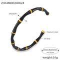 Detalle macro de pulsera de acero de titanio con diseño de bambú y esmalte negro - Estilo Oro Negro