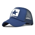 Dettaglio del cappello trucker blu navy con stella 3D e rete grigia traspirante - Stella Blu Marino