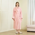 Rosa langer Flanell-Bademantel mit weißer Paspelierung, Gürtel und Vordertaschen - 3XL / Kirschblütenrosa (Damen)