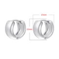 Dettaglio ravvicinato di orecchini a cerchio spessi in argento 15mm con finitura lucida - 15mm Argento Paio