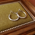 Orecchini a cerchio in argento classici su una scatola vintage con cuscino verde - Cerchio 25mm / Argento