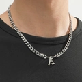 Zilveren Cubaanse schakelketting met letter A hanger gedragen door model - Zilveren Letter A