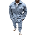Détail d'un ensemble veste et pantalon en daim gris-bleu montrant texture et coupe - Bleu clair