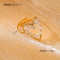 Macro-opname van gouden hartring met witte kralen op gouden zijden achtergrond - Gouden Hart Kraal Open Ring