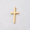 Dettaglio di un ciondolo a croce in acciaio inossidabile dorato con finitura a specchio - 15*30mm / Oro
