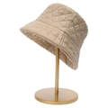 Dettaglio del cappello a secchiello trapuntato kaki con tessuto in nylon antivento e cuciture - Cachi