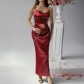 Robe longue élégante en satin rouge à fines bretelles et taille plissée pour soirée - S / Bordeaux