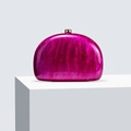 Bolso de noche semicircular de acrílico jaspeado rosa sobre soporte de exhibición - Rosa Rojo