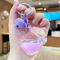 Porte-clés bouteille de liquide violette avec figurine lapin et petite clochette - Ours à Salopette Biberon / Violet