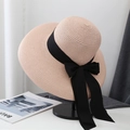 Detalle de la textura del sombrero de paja con lazo negro y ala ancha ondulada - M (56-58cm) / Rosa