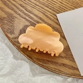 Minimalistische pfirsichfarbene Haarklammer aus Acryl für elegante Frisuren auf Holztablett - Glänzend Matt / Leuchtendes Orange