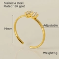 Detail van verstelbare klaverring met 18K gouden plating en kristallen versiering - Klavertje Vier Stijl (ZX644)