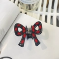 Detalle del borde tejido en hilo rojo de una pinza para el pelo con lazo negro retro - Aprox 6cm / Negro - Lazo Envuelto