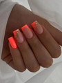 Macro-opname van vierkante plaknagels met neon oranje en nude French tips met gouden folie - Helder Neon Oranje Goudfolie Stijl (CW62)