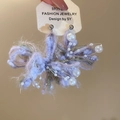Detalle de pendientes de flores de punto púrpura con perlas y pasadores de plata S925 - Morado