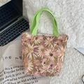 Dettaglio della borsa tote in tela floreale con manici verdi intrecciati e fibbia in metallo - Margherita Rosa